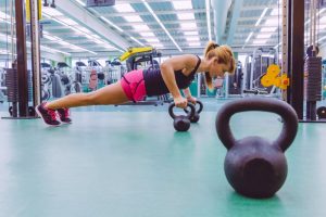 Pushups met kettlebells