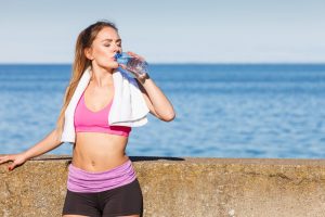 Vrouw drinkt water tijdens het sporten