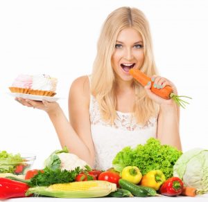Vrouw met gezond eten en slecht eten - suiker