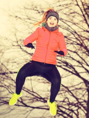 Vrouw buiten aan het sporten