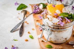 Kwark, granola en bloemen - foodtrends