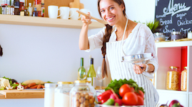 Vrouw kookt gezonde maaltijd - healthy routine