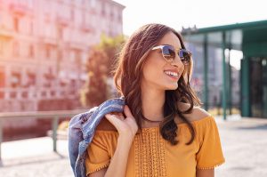 Blije vrouw doet wandeling