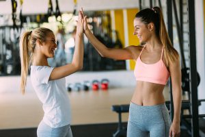 Vriendinnen sporten samen na vakantie