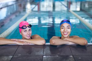 Twee sportieve dames in het zwembad