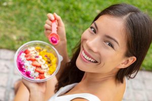 Vrouw met gezonde leefstijl groenten en fruit