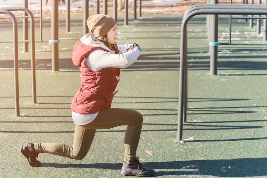 Vrouw buiten sporten in fitnesspark