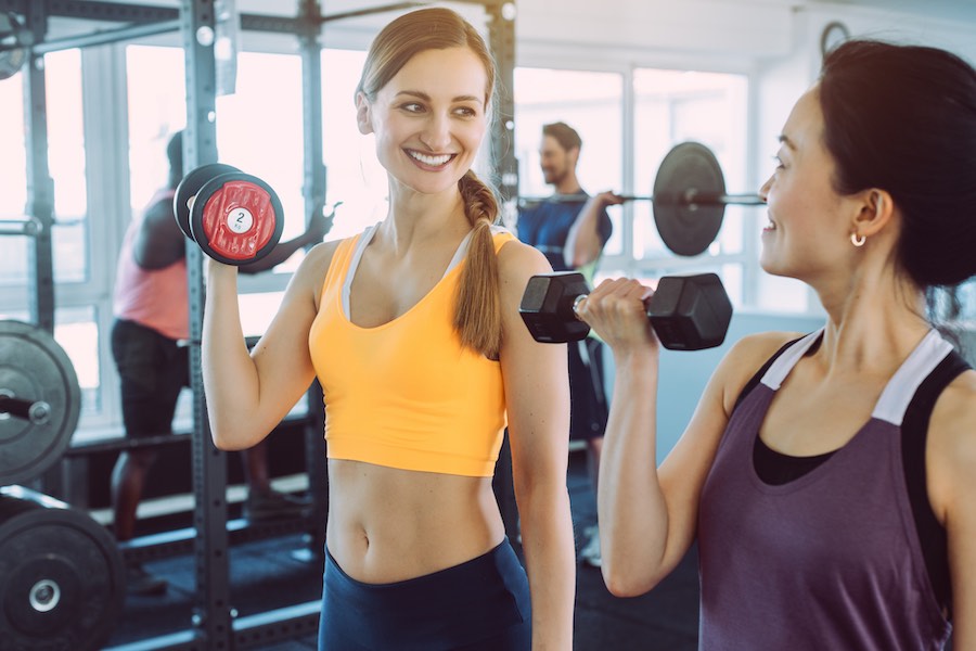 Krachttraining vriendinnen sportschool