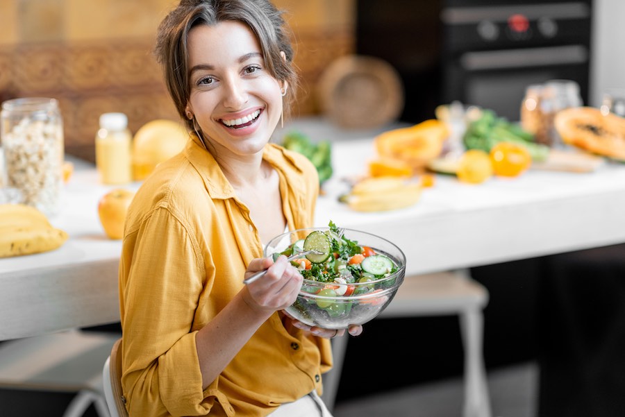 Gezond eten vrouw fit en in vorm