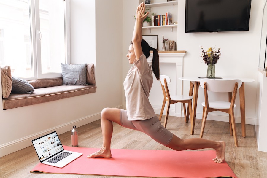 Yoga oefeningen thuis tips voordelen